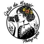 Silhouette de femme photographe avec fleurs tenant un appareil photo, logo Julie du Manoir Normandie.